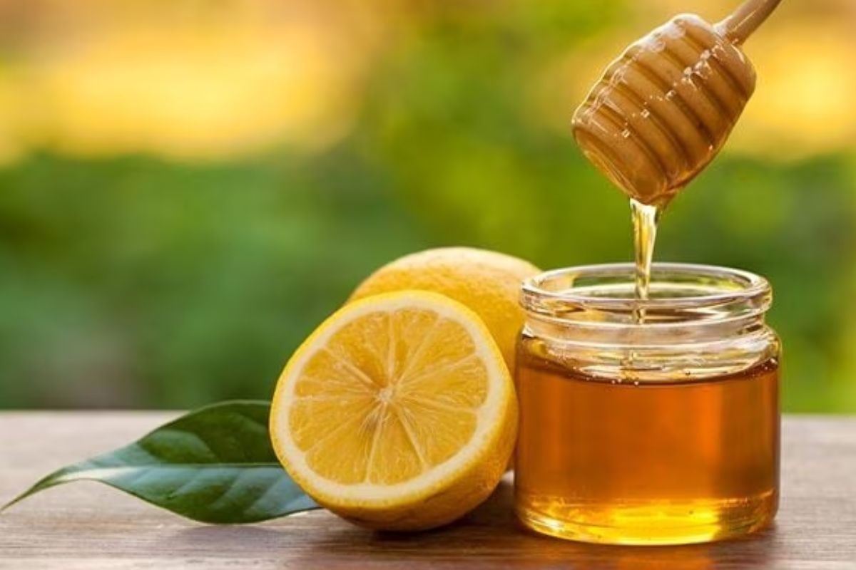 মধু ও লেবুর ফেসপ্যাক: ত্বকের ক্লান্তি বা নিস্তেজভাব দূর করতে মধু আর লেবুর ফেস প্যাক দারুণ কার্যকর। মধু ত্বকের আর্দ্রতা ধরে রেখে সেটিকে নরম ও হাইড্রেটেড রাখে, আর লেবুর ভিটামিন সি দাগ হালকা করে এবং ত্বকের রঙ সমান করতে সাহায্য করে।

কীভাবে ব্যবহার করবেন-

১ টেবিল চামচ মধুর সঙ্গে কয়েক ফোঁটা তাজা লেবুর রস মেশান।

মিশ্রণটি মুখে সমানভাবে লাগান।

১০–১৫ মিনিট রেখে হালকা গরম জলে ধুয়ে ফেলুন।

সপ্তাহে ১-২ বার ব্যবহার করলে ত্বক হবে উজ্জ্বল ও সতেজ।